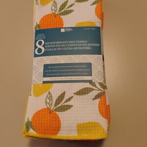 Town & Country Living.   Kitchen Tea Towels  Package of 8  New